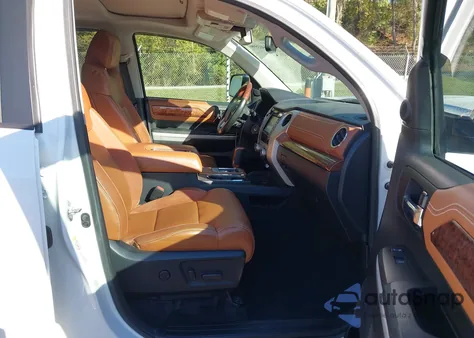 2019 Toyota Tundra 1794 5.7L V8 из США, поврежденный, VIN 5TFAY5F10KX794700